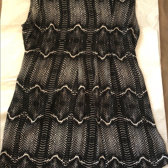 Vince Camuto Sleeveless Snake Print Blouse - Picture 6 of 6